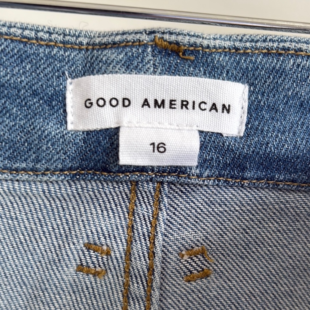Good American Good Curve Shorts Blue Distressed High-Waisted - Picture 4 of 10